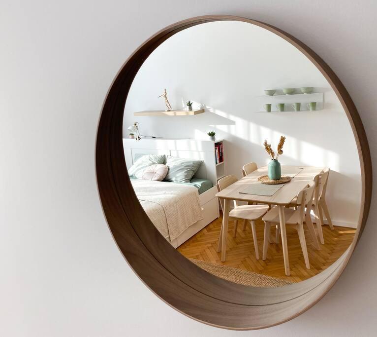 Cute Studio In Old Town บราติสลาวา ภายนอก รูปภาพ
